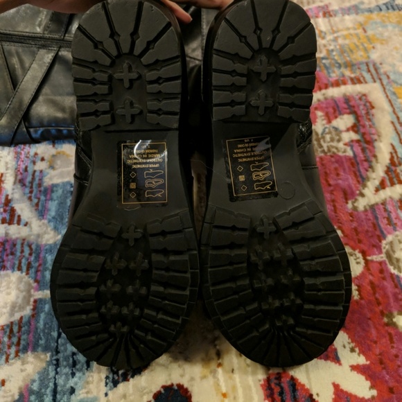 Just-over-the-knee black boots - Picture 7 of 7